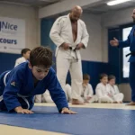 Judo Nice : enfant apprend une chute en dojo