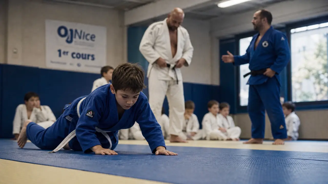 Judo Nice : enfant apprend une chute en dojo