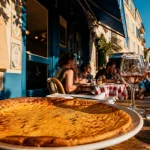 Socca niçoise dans un ristorante Nizza, terrasse et bistrot au coucher du soleil